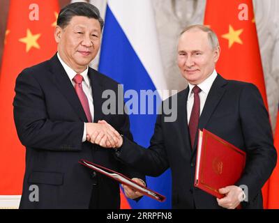 230321 -- MOSCOU, 21 mars 2023 -- le président chinois Xi Jinping et le président russe Vladimir Poutine se serrent la main après avoir signé conjointement une déclaration conjointe de la République populaire de Chine et de la Fédération de Russie sur l'approfondissement du partenariat stratégique global de coordination pour la nouvelle ère et une déclaration conjointe du président du peuple s République de Chine et le Président de la Fédération de Russie sur le plan de développement pré-2030 sur les priorités de la coopération économique sino-russe à Moscou, Russie, le 21 mars 2023. Xi a eu mardi des entretiens avec Poutine au Kremlin à Moscou. RUSSI Banque D'Images