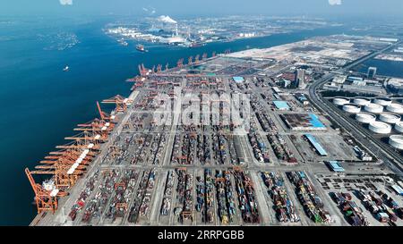 230323 -- PÉKIN, le 23 mars 2023 -- cette photo aérienne prise le 25 février 2023 montre le terminal à conteneurs du port de Qinzhou dans la région autonome de Guangxi Zhuang, dans le sud de la Chine. Xinhua Headlines : Comment la vision et les actions de la Chine aident à construire un monde meilleur pour tous ZhangxAilin PUBLICATIONxNOTxINxCHN Banque D'Images