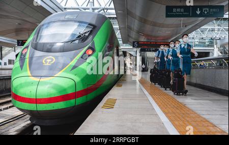 230323 -- PÉKIN, le 23 mars 2023 -- les intendants du China Railway Kunming Bureau Group Co., Ltd. Sont photographiés dans la gare de Kunming, dans la province du Yunnan, dans le sud-ouest de la Chine, le 2 juin 2022. En tant que projet phare dans le cadre de l'Initiative ceinture et route, le chemin de fer Chine-Laos relie Kunming de la Chine à la capitale lao Vientiane. Xinhua Headlines : Comment la vision et les actions de la Chine aident à construire un monde meilleur pour tous WangxGuansen PUBLICATIONxNOTxINxCHN Banque D'Images