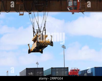 230323 -- MANZHOULI, le 23 mars 2023 -- cette photo prise le 15 mars 2023 montre une grue en opération au terminal à conteneurs de la gare ferroviaire de Manzhouli à Manzhouli, dans la région autonome de Mongolie intérieure du nord de la Chine. Situé sur le corridor est du service de trains de marchandises Chine-Europe, Manzhouli, le plus grand port terrestre de Chine, a connu une croissance constante du trafic de passagers après la reprise du transport routier de passagers ici le 8 janvier. Depuis le début de 2023, Manzhouli a traité 924 trains de marchandises Chine-Europe qui transportaient 97 828 unités équivalentes de vingt pieds Banque D'Images