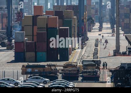 230324 -- RIO DE JANEIRO, le 24 mars 2023 -- cette photo prise le 20 mars 2023 montre un terminal à conteneurs au port de Rio de Janeiro au Brésil. Établi au début du 20e siècle, le port de Rio de Janeiro est l'un des ports maritimes importants pour l'importation et l'exportation de marchandises au Brésil, jouant un rôle important dans le développement économique et commercial du pays. BRÉSIL-RIO DE JANEIRO-PORT WangxTiancong PUBLICATIONxNOTxINxCHN Banque D'Images