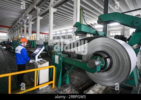 230324 -- HANGZHOU, mars 24, 2023 -- Un technicien exploite un système de gestion de production dans un atelier de Dewei acier inoxydable à Jiaxing, province de Zhejiang dans l'est de la Chine, le 23 mars 2023. Les entreprises privées dans le Zhejiang, avec un accent sur l'économie industrielle et l'économie numérique, se sont efforcées de développer davantage l'industrie manufacturière ces dernières années. Le nombre d'entreprises privées enregistrées et de ménages autonomes dans la province a atteint respectivement 3,08 millions et 6,04 millions en 2022. Dans la liste des 500 premières entreprises privées de la Chine, le nombre total d entreprises dans Zhejia Banque D'Images