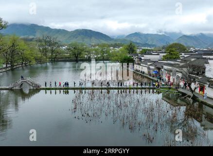 230324 -- YIXIAN, le 24 mars 2023 -- cette photo aérienne prise le 24 mars 2023 montre des touristes visitant le site pittoresque du village de Hongcun dans le comté de Yixian, province de l'Anhui dans l'est de la Chine. Ces dernières années, le comté de Yixian dans l'Anhui a attaché une grande importance à son développement de l'écotourisme local. Photo de /Xinhua CHINA-ANHUI-YIXIAN-ECOTOURISME CN ShixYalei PUBLICATIONxNOTxINxCHN Banque D'Images