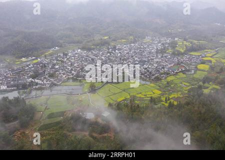 230324 -- YIXIAN, le 24 mars 2023 -- cette photo aérienne prise le 24 mars 2023 montre la vue de l'ancienne ville de Xidi dans le comté de Yixian, province de l'Anhui dans l'est de la Chine. Ces dernières années, le comté de Yixian dans l'Anhui a attaché une grande importance à son développement de l'écotourisme local. CHINE-ANHUI-YIXIAN-ÉCOTOURISME CN DuxYu PUBLICATIONxNOTxINxCHN Banque D'Images