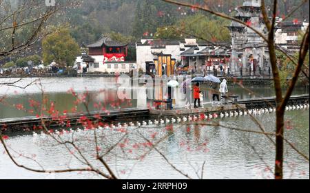 230324 -- YIXIAN, le 24 mars 2023 -- des touristes visitent l'ancienne ville de Xidi dans le comté de Yixian, province de l'Anhui dans l'est de la Chine, le 24 mars 2023. Ces dernières années, le comté de Yixian dans l'Anhui a attaché une grande importance à son développement de l'écotourisme local. CHINE-ANHUI-YIXIAN-ÉCOTOURISME CN ZhangxChen PUBLICATIONxNOTxINxCHN Banque D'Images