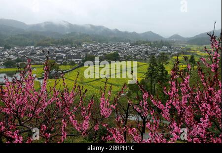 230324 -- YIXIAN, le 24 mars 2023 -- cette photo prise le 24 mars 2023 montre la vue de l'ancienne ville de Xidi dans le comté de Yixian, province de l'Anhui dans l'est de la Chine. Ces dernières années, le comté de Yixian dans l'Anhui a attaché une grande importance à son développement de l'écotourisme local. Photo de /Xinhua CHINA-ANHUI-YIXIAN-ECOTOURISME CN ShixYalei PUBLICATIONxNOTxINxCHN Banque D'Images