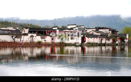 230324 -- YIXIAN, le 24 mars 2023 -- cette photo prise le 24 mars 2023 montre la vue du village de Hongcun dans le comté de Yixian, province de l'Anhui dans l'est de la Chine. Ces dernières années, le comté de Yixian dans l'Anhui a attaché une grande importance à son développement de l'écotourisme local. CHINE-ANHUI-YIXIAN-ÉCOTOURISME CN ZhangxChen PUBLICATIONxNOTxINxCHN Banque D'Images