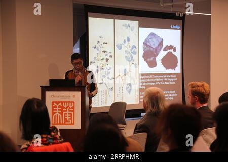 230326 -- NEW YORK, le 26 mars 2023 -- Un conférencier donne une conférence lors d'un symposium sur le monde des peintures de fleurs et d'oiseaux au China Institute à New York, aux États-Unis, le 25 mars 2023. Une exposition de peintures chinoises de fleurs et d’oiseaux a été ouverte au public jeudi à la China Institute Gallery de New York, selon China Institute, une organisation américaine à but non lucratif dédiée à l’approfondissement de la compréhension de la Chine. En tant que plus grande enquête du genre en dehors de la Chine et la première aux États-Unis, l'exposition présente plus de 100 chefs-d'œuvre de 59 artistes, a déclaré un communiqué de China Inst Banque D'Images