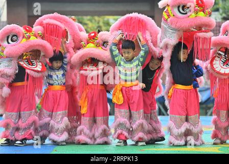 230329 -- WUZHOU, le 29 mars 2023 -- des enfants se préparent à pratiquer la danse du lion dans un jardin d'enfants du comté de Tengxian de Wuzhou, dans la région autonome de Guangxi Zhuang, dans le sud de la Chine, le 28 mars 2023. La danse du lion Tengxian, inscrite au patrimoine culturel immatériel national, est une combinaison d'arts martiaux, de danse, de musique et d'acrobaties. Ces dernières années, le comté de Tengxian a activement intégré la danse du lion dans les cours dans les jardins d'enfants et les écoles, dans le but de transmettre cette forme d'art traditionnel aux jeunes générations. CHINE-GUANGXI-WUZHOU-LION DANSE-ÉDUCATION CN HUANGXXIAOBANG PU Banque D'Images