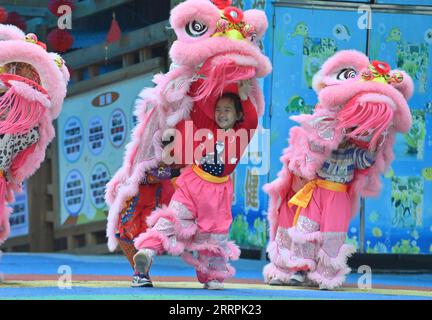 230329 -- WUZHOU, le 29 mars 2023 -- des enfants pratiquent la danse du lion dans une école maternelle du comté de Tengxian de Wuzhou, dans la région autonome de Guangxi Zhuang, dans le sud de la Chine, le 28 mars 2023. La danse du lion Tengxian, inscrite au patrimoine culturel immatériel national, est une combinaison d'arts martiaux, de danse, de musique et d'acrobaties. Ces dernières années, le comté de Tengxian a activement intégré la danse du lion dans les cours dans les jardins d'enfants et les écoles, dans le but de transmettre cette forme d'art traditionnel aux jeunes générations. CHINE-GUANGXI-WUZHOU-LION DANSE-ÉDUCATION CN HUANGXXIAOBANG PUBLICATIONXN Banque D'Images