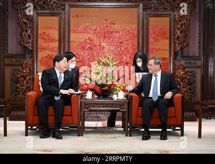 230402 -- BEIJING, le 2 avril 2023 -- le premier ministre chinois Li Qiang rencontre Yoshimasa Hayashi, ministre des Affaires étrangères du Japon, à Beijing, capitale de la Chine, le 2 avril 2023. CHINA-BEIJING-LI QIANG-JAPANESE FM-MEETING CN ZHANGXLING PUBLICATIONXNOTXINXCHN Banque D'Images