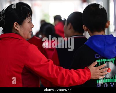 230402 -- XINING, le 2 avril 2023 -- Chen Zhifang L et des enfants autistes déjeunent au centre de services spéciaux pour enfants Starlight à Xining, dans la province du Qinghai, au nord-ouest de la Chine, le 30 mars 2023. Chen Zhifang est le fondateur du Starlight Special Children Service Center à Xining. Fondé en 2015, le centre de services est un organisme de bien-être public à but non lucratif qui offre une formation et une intervention en réadaptation précoce aux enfants atteints d'autisme, de déficience intellectuelle et de troubles du langage. Actuellement, 132 enfants autistes reçoivent diverses formations de réadaptation ici. Par le passé eig Banque D'Images