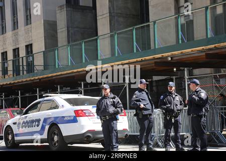 230404 -- NEW YORK, le 4 avril 2023 -- le personnel des forces de l'ordre est en service à l'extérieur du complexe du tribunal pénal de Manhattan et du bureau du procureur du district de Manhattan à New York, aux États-Unis, le 3 avril 2023. La ville de New York a encore renforcé ses mesures de sécurité avant la comparution prévue de l’ancien président américain Donald Trump devant un tribunal pénal de Lower Manhattan mardi. ÉTATS-UNIS-NEW YORK-DONALD TRUMP-ACCUSATION CRIMINELLE LIUXYANAN PUBLICATIONXNOTXINXCHN Banque D'Images