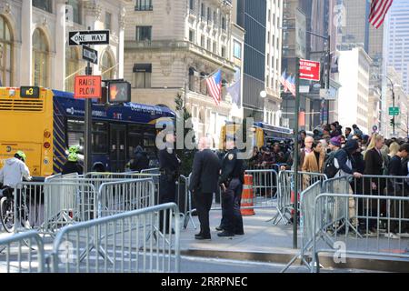 230404 -- NEW YORK, le 4 avril 2023 -- des policiers de New York sont en service devant la Trump Tower dans le Midtown de Manhattan à New York, aux États-Unis, le 3 avril 2023. La ville de New York a encore renforcé ses mesures de sécurité avant la comparution prévue de l’ancien président américain Donald Trump devant un tribunal pénal de Lower Manhattan mardi. ÉTATS-UNIS-NEW YORK-DONALD TRUMP-ACCUSATION CRIMINELLE LIUXYANAN PUBLICATIONXNOTXINXCHN Banque D'Images