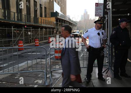 230404 -- NEW YORK, le 4 avril 2023 -- Une route autour du complexe du tribunal pénal de Manhattan et du bureau du procureur du district de Manhattan est fermée à New York, aux États-Unis, le 4 avril 2023. La ville de New York a encore renforcé ses mesures de sécurité avant la comparution prévue de l’ancien président américain Donald Trump devant un tribunal pénal de Lower Manhattan mardi. ÉTATS-UNIS-NEW YORK-TRUMP-ACCUSATIONS CRIMINELLES-MISE EN ACCUSATION LIUXYANAN PUBLICATIONXNOTXINXCHN Banque D'Images