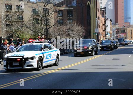 230404 -- NEW YORK, le 4 avril 2023 -- Un cortège de l'ancien président américain Donald Trump approche du complexe du tribunal pénal de Manhattan et du bureau du procureur de Manhattan à New York, aux États-Unis, le 4 avril 2023. L'ancien président américain Donald Trump est accusé de 34 chefs d'accusation de falsification de documents commerciaux, a déclaré mardi après-midi le procureur de Manhattan. ÉTATS-UNIS-NEW YORK-TRUMP-ACCUSATIONS CRIMINELLES-MISE EN ACCUSATION LIUXYANAN PUBLICATIONXNOTXINXCHN Banque D'Images