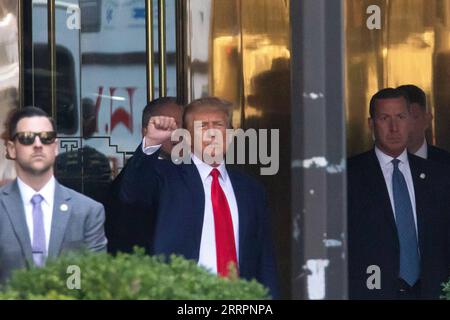 230404 -- NEW YORK, 4 avril 2023 -- l'ancien président américain Donald Trump C lève le poing alors qu'il quitte la Trump Tower pour sa comparution devant le tribunal pénal de Manhattan à New York, aux États-Unis, le 4 avril 2023. L'ancien président américain Donald Trump est accusé de 34 chefs d'accusation de falsification de documents commerciaux, a déclaré mardi après-midi le procureur de Manhattan. ÉTATS-UNIS-NEW YORK-TRUMP-ACCUSATIONS CRIMINELLES-MISE EN ACCUSATION LIUXYANAN PUBLICATIONXNOTXINXCHN Banque D'Images