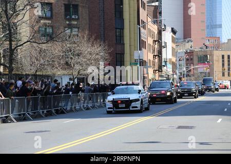 230404 -- NEW YORK, le 4 avril 2023 -- Un cortège de l'ancien président américain Donald Trump approche du complexe du tribunal pénal de Manhattan et du bureau du procureur de Manhattan à New York, aux États-Unis, le 4 avril 2023. L'ancien président américain Donald Trump est accusé de 34 chefs d'accusation de falsification de documents commerciaux, a déclaré mardi après-midi le procureur de Manhattan. ÉTATS-UNIS-NEW YORK-TRUMP-ACCUSATIONS CRIMINELLES-MISE EN ACCUSATION LIUXYANAN PUBLICATIONXNOTXINXCHN Banque D'Images