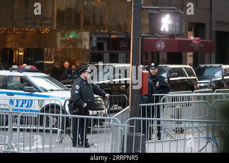 230404 -- NEW YORK, le 4 avril 2023 -- des policiers montent la garde devant la Trump Tower à New York, aux États-Unis, le 4 avril 2023. L'ancien président américain Donald Trump est accusé de 34 chefs d'accusation de falsification de documents commerciaux, a déclaré mardi après-midi le procureur de Manhattan. ÉTATS-UNIS-NEW YORK-TRUMP-ACCUSATIONS CRIMINELLES-MISE EN ACCUSATION LIUXYANAN PUBLICATIONXNOTXINXCHN Banque D'Images