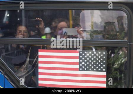 230404 -- NEW YORK, le 4 avril 2023 -- des passagers prennent des photos en passant devant la Trump Tower à New York, aux États-Unis, le 4 avril 2023. L'ancien président américain Donald Trump est accusé de 34 chefs d'accusation de falsification de documents commerciaux, a déclaré mardi après-midi le procureur de Manhattan. ÉTATS-UNIS-NEW YORK-TRUMP-ACCUSATIONS CRIMINELLES-MISE EN ACCUSATION LIUXYANAN PUBLICATIONXNOTXINXCHN Banque D'Images