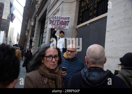 230404 -- NEW YORK, le 4 avril 2023 -- Un manifestant tient une pancarte près de la Trump Tower à New York, aux États-Unis, le 4 avril 2023. L'ancien président américain Donald Trump est accusé de 34 chefs d'accusation de falsification de documents commerciaux, a déclaré mardi après-midi le procureur de Manhattan. ÉTATS-UNIS-NEW YORK-TRUMP-ACCUSATIONS CRIMINELLES-MISE EN ACCUSATION LIUXYANAN PUBLICATIONXNOTXINXCHN Banque D'Images