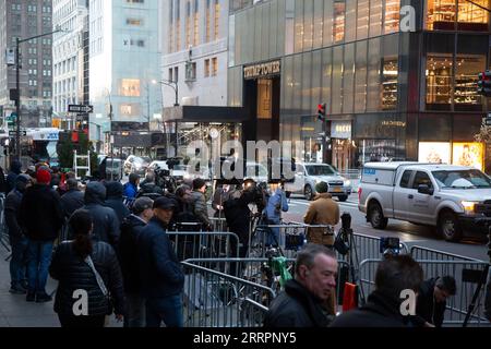 230404 -- NEW YORK, le 4 avril 2023 -- la presse attend devant la Trump Tower à New York, aux États-Unis, le 4 avril 2023. L'ancien président américain Donald Trump est accusé de 34 chefs d'accusation de falsification de documents commerciaux, a déclaré mardi après-midi le procureur de Manhattan. ÉTATS-UNIS-NEW YORK-TRUMP-ACCUSATIONS CRIMINELLES-MISE EN ACCUSATION LIUXYANAN PUBLICATIONXNOTXINXCHN Banque D'Images