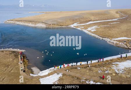 230408 -- BOLE, le 8 avril 2023 -- cette photo aérienne prise le 6 avril 2023 montre des touristes visitant le lac Sayram dans la préfecture autonome mongole de Bortala, dans la région autonome ouïgoure du Xinjiang, au nord-ouest de la Chine. Le lac Sayram gelé au Xinjiang a commencé à dégeler en raison de la hausse des températures. Entouré de prairies et des montagnes Tianshan, le lac attire de nombreux touristes chaque jour. CHINE-XINJIANG-SAYRAM LAKE-SCENERY CN YANGXZHISEN PUBLICATIONXNOTXINXCHN Banque D'Images