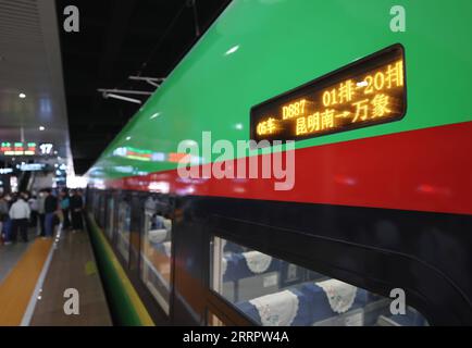 230413 -- KUNMING, le 13 avril 2023 -- Un train de voyageurs à destination de Vientiane, la capitale lao, attend son départ de la gare de Kunming South à Kunming, dans la province du Yunnan, dans le sud-ouest de la Chine, le 13 avril 2023. Le chemin de fer Chine-Laos a commencé jeudi les services transfrontaliers de passagers, une initiative qui devrait stimuler la connectivité régionale. FOCUS CHINE-KUNMING-LAOS-CHEMINS DE FER-VOYAGEURS SERVICES CN XINGXGUANGLI PUBLICATIONXNOTXINXCHN Banque D'Images