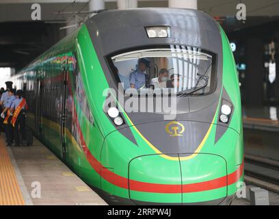 230413 -- KUNMING, le 13 avril 2023 -- Un train de voyageurs à destination de Vientiane, la capitale lao, attend son départ de la gare de Kunming South à Kunming, dans la province du Yunnan, dans le sud-ouest de la Chine, le 13 avril 2023. Le chemin de fer Chine-Laos a commencé jeudi les services transfrontaliers de passagers, une initiative qui devrait stimuler la connectivité régionale. FOCUS CHINE-KUNMING-LAOS-CHEMINS DE FER-VOYAGEURS SERVICES CN XINGXGUANGLI PUBLICATIONXNOTXINXCHN Banque D'Images