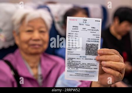 230413 -- KUNMING, le 13 avril 2023 -- Une passagère montre son billet à bord du premier train transfrontalier de passagers de Kunming, dans la province du Yunnan, au sud-ouest de la Chine, à Vientiane, la capitale laotienne, le 13 avril 2023. Le chemin de fer Chine-Laos a commencé jeudi les services transfrontaliers de passagers, une initiative qui devrait stimuler la connectivité régionale. FOCUS CHINE-KUNMING-LAOS-CHEMINS DE FER-VOYAGEURS SERVICES CN HUXCHAO PUBLICATIONXNOTXINXCHN Banque D'Images