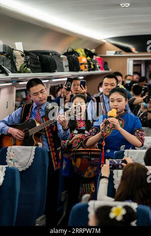 230413 -- KUNMING, le 13 avril 2023 -- une performance artistique est organisée à bord du premier train de voyageurs transfrontalier de Kunming, dans la province du Yunnan au sud-ouest de la Chine, à Vientiane, la capitale laotienne, le 13 avril 2023. Le chemin de fer Chine-Laos a commencé jeudi les services transfrontaliers de passagers, une initiative qui devrait stimuler la connectivité régionale. FOCUS CHINE-KUNMING-LAOS-CHEMINS DE FER-VOYAGEURS SERVICES CN HUXCHAO PUBLICATIONXNOTXINXCHN Banque D'Images