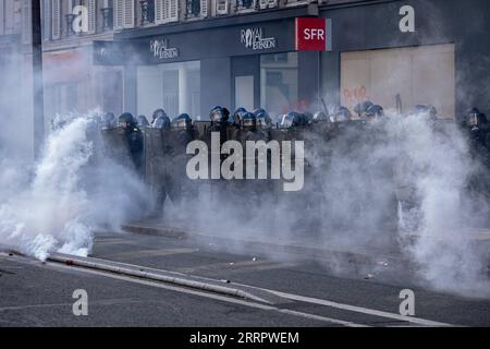 230413 -- PARIS, le 13 avril 2023 -- des gendarmes français et la police anti-émeute CRS montent la garde lors d'une manifestation contre un plan de réforme des retraites à Paris, France, le 13 avril 2023. Environ 380 000 personnes ont participé à la 12e mobilisation générale nationale organisée par les syndicats contre le plan de réforme des retraites du gouvernement, a déclaré jeudi le ministère français de l'intérieur. Photo de /Xinhua FRANCE-PARIS-PLAN DE RÉFORME DES PENSIONS-DÉMONSTRATION AurelienxMorisard PUBLICATIONxNOTxINxCHN Banque D'Images