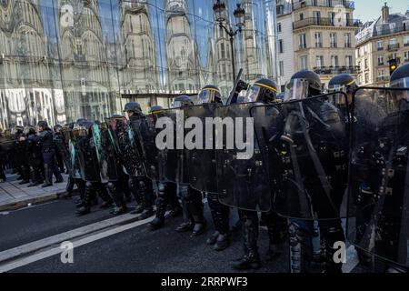 230413 -- PARIS, le 13 avril 2023 -- les gendarmes français et la police anti-émeute CRS sont en position lors d'une manifestation contre un plan de réforme des retraites à Paris, France, le 13 avril 2023. Environ 380 000 personnes ont participé à la 12e mobilisation générale nationale organisée par les syndicats contre le plan de réforme des retraites du gouvernement, a déclaré jeudi le ministère français de l'intérieur. Photo de /Xinhua FRANCE-PARIS-PLAN DE RÉFORME DES PENSIONS-DÉMONSTRATION AurelienxMorisard PUBLICATIONxNOTxINxCHN Banque D'Images
