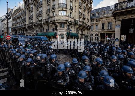 230413 -- PARIS, le 13 avril 2023 -- les gendarmes français et la police anti-émeute CRS se tiennent en position devant le Conseil constitutionnel lors d'une manifestation contre un plan de réforme des retraites à Paris, France, le 13 avril 2023. Environ 380 000 personnes ont participé à la 12e mobilisation générale nationale organisée par les syndicats contre le plan de réforme des retraites du gouvernement, a déclaré jeudi le ministère français de l'intérieur. Photo de /Xinhua FRANCE-PARIS-PLAN DE RÉFORME DES PENSIONS-DÉMONSTRATION AurelienxMorisard PUBLICATIONxNOTxINxCHN Banque D'Images