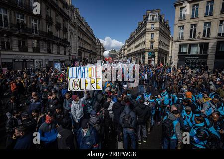 230413 -- PARIS, le 13 avril 2023 -- des gens participent à une manifestation contre un plan de réforme des pensions à Paris, France, le 13 avril 2023. Environ 380 000 personnes ont participé à la 12e mobilisation générale nationale organisée par les syndicats contre le plan de réforme des retraites du gouvernement, a déclaré jeudi le ministère français de l'intérieur. Photo de /Xinhua FRANCE-PARIS-PLAN DE RÉFORME DES PENSIONS-DÉMONSTRATION AurelienxMorisard PUBLICATIONxNOTxINxCHN Banque D'Images