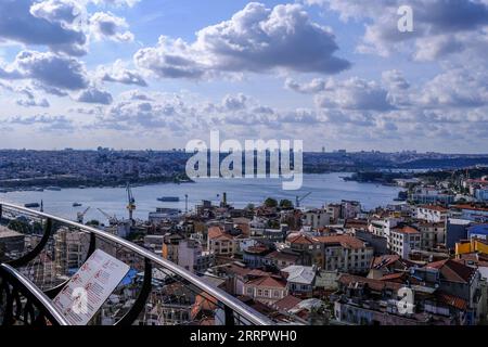 Istanbul, Turquie. 07 septembre 2023. La vue de la Corne d'Or est vue d'un autre angle de la tour. Tour de Galata, héritage historique d'Istanbul des Génois. Crédit : SOPA Images Limited/Alamy Live News Banque D'Images