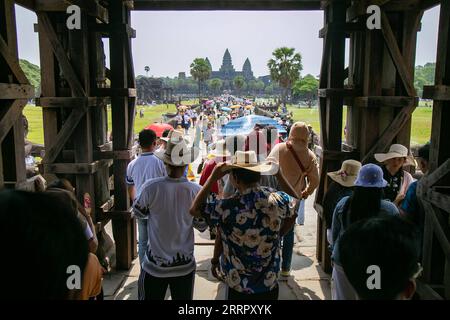 230417 -- SIEM REAP, le 17 avril 2023 -- des touristes visitent le Parc archéologique d'Angkor dans la province de Siem Reap, Cambodge, le 16 avril 2023. Le festival de Sankranta de trois jours au Cambodge, ou fête traditionnelle du nouvel an, s est terminé dimanche avec 13,1 millions de personnes voyageant vers diverses attractions touristiques à travers le royaume, a déclaré lundi le ministre du Tourisme Thong Khon. POUR ALLER AVEC LE Cambodge le festival Sankranta se termine avec plus de 13 millions de touristes voyageant à travers le pays photo par /Xinhua CAMBODIA-SANKRANTA FESTIVAL-TOURISME SaoxKhuth PUBLICATIONxNOTxINxCHN Banque D'Images