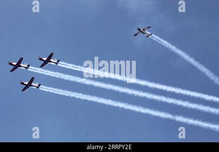 230417 -- TEL AVIV, le 17 avril 2023 -- des avions de l'équipe aérienne israélienne volent lors d'un entraînement pour le prochain jour de l'indépendance d'Israël à tel Aviv, en Israël, le 17 avril 2023. Via Xinhua ISRAEL-TEL AVIV-IAF ÉQUIPE DE VOLTIGE-ENTRAÎNEMENT GideonxMarkowicz/JINI PUBLICATIONxNOTxINxCHN Banque D'Images