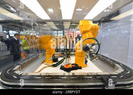 230418 -- HANOVRE ALLEMAGNE, le 18 avril 2023 -- Une paire de bras mécaniques est exposée lors de la Foire de Hanovre à Hanovre, en Allemagne, le 18 avril 2023. Le salon leader allemand de l'ingénierie mécanique et électrique a débuté lundi à Hanovre sur le thème de la transformation industrielle - faire la différence. ALLEMAGNE-HANNOVER-HANNOVER MESSE RenxPengfei PUBLICATIONxNOTxINxCHN Banque D'Images