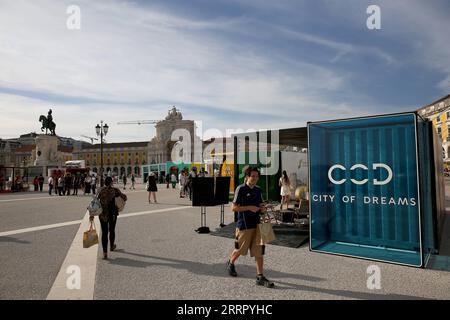 230419 -- LISBONNE, le 19 avril 2023 -- les gens visitent une exposition, dans le cadre des événements de promotion du tourisme de Macao, à la place du Commerce dans le centre-ville de Lisbonne, Portugal, le 18 avril 2023. Photo de /Xinhua PORTUGAL-LISBON-MACAO-PROMOTION PedroxFiuza PUBLICATIONxNOTxINxCHN Banque D'Images