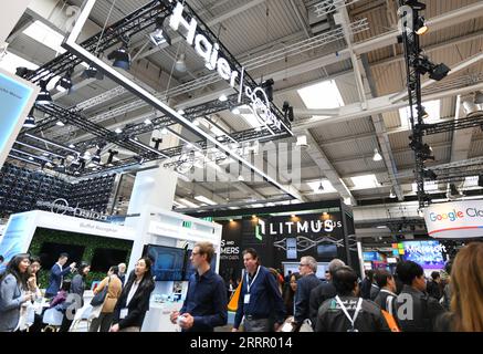 230420 -- HANOVRE, le 20 avril 2023 -- cette photo prise le 19 avril 2023 montre le stand de la plateforme Internet industrielle COSMOPlat de Haier à la Hannover Messe 2023 à Hanovre, Allemagne, le 19 avril 2023. Les entreprises chinoises sont compétitives sur les marchés mondiaux et sont toujours prêtes à apprendre et à s'améliorer, Jochen Koeckler, président du directoire de Deutsche Messe AG, a commenté mercredi les quelque 800 entreprises chinoises qui participent à Hannover Messe 2023. Le salon, l'un des plus grands au monde et qui dure du 17 avril au 21 avril, présente plus de 4 000 entreprises, qui pr Banque D'Images