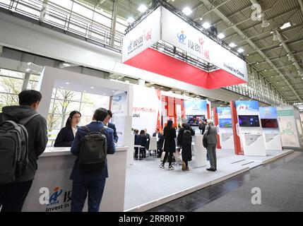 230420 -- HANOVRE, le 20 avril 2023 -- les visiteurs visitent le stand d'Invest in China à la Hannover Messe 2023 à Hanovre, Allemagne, le 18 avril 2023. Les entreprises chinoises sont compétitives sur les marchés mondiaux et sont toujours prêtes à apprendre et à s'améliorer, Jochen Koeckler, président du directoire de Deutsche Messe AG, a commenté mercredi les quelque 800 entreprises chinoises qui participent à Hannover Messe 2023. Le salon, l'un des plus grands au monde et qui se tiendra du 17 au 21 avril, présente plus de 4 000 entreprises qui présentent des solutions pour la production et l'approvisionnement en énergie de TH Banque D'Images
