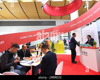 230420 -- HANOVRE, 20 avril 2023 -- cette photo prise le 19 avril 2023 montre le stand de Jingye Group à la Hannover Messe 2023 à Hanovre, en Allemagne. Les entreprises chinoises sont compétitives sur les marchés mondiaux et sont toujours prêtes à apprendre et à s'améliorer, Jochen Koeckler, président du directoire de Deutsche Messe AG, a commenté mercredi les quelque 800 entreprises chinoises qui participent à Hannover Messe 2023. Le salon, l'un des plus grands au monde et qui dure du 17 avril au 21 avril, présente plus de 4 000 entreprises, qui présentent des solutions pour la production et le soutien énergétique Banque D'Images