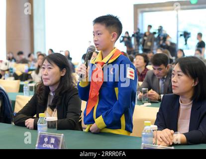 230421 -- BEIJING, le 21 avril 2023 -- un enfant pose des questions à l'équipage de Shenzhou-15 sur le lieu principal de l'événement du dialogue Tiangong à Beijing, capitale de la Chine, le 20 avril 2023. Les astronautes Shenzhou-15 à bord de la station spatiale chinoise Tiangong en orbite ont tenu jeudi un chat vidéo en ligne avec des jeunes en Chine, en Inde et dans d’autres pays membres de l’Organisation de coopération de Shanghai (OCS). CHINE-BEIJING-TIANGONG-ASTRONAUTES-SCO-INTERACTION CN LIXHE PUBLICATIONXNOTXINXCHN Banque D'Images