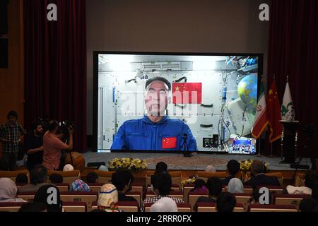 230421 -- TÉHÉRAN, 21 avril 2023 -- cette photo prise le 20 avril 2023 montre une vue de la conversation en direct des astronautes Shenzhou-15 à bord de la station spatiale chinoise Tiangong en orbite avec des jeunes à Téhéran, en Iran. Les astronautes Shenzhou-15 à bord de la station spatiale chinoise Tiangong en orbite ont tenu jeudi un chat vidéo en ligne avec des jeunes en Chine, en Inde et dans d’autres pays membres de l’Organisation de coopération de Shanghai (OCS). IRAN-TÉHÉRAN-TIANGONG-ASTRONAUTES-SCO-INTERACTION SHADATI PUBLICATIONXNOTXINXCHN Banque D'Images