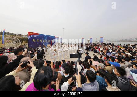 230424 -- QINGDAO, le 24 avril 2023 -- Une bande de la marine PLA de l Armée populaire de libération chinoise se produit au parc Xiaomaidao à Qingdao, dans la province du Shandong de l est de la Chine, le 18 avril 2023. La marine de l'APL a organisé une gamme d'activités portes ouvertes à travers le pays pour souligner son 74e anniversaire de fondation qui est tombé dimanche. Au total, 62 casernes de la marine de l'APL dans 22 villes, dont Qingdao, Dalian, Shanghai et Guangzhou, sont ouvertes au public depuis vendredi. POUR ALLER AVEC China Focus : l'anniversaire de fondation de la marine de PLA commémoré avec des célébrations publiques photo par /Xinhua CHINA-PLA NAVY-74TH ANNIVE Banque D'Images