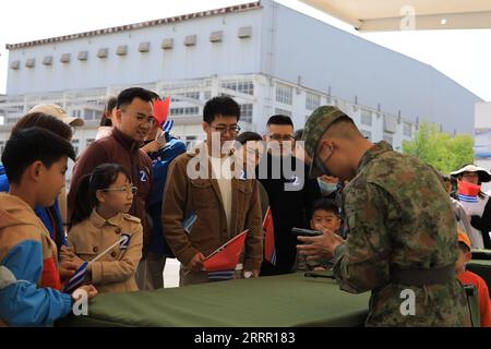 230424 -- QINGDAO, le 24 avril 2023 -- Un soldat de la marine PLA de l Armée populaire de libération chinoise, avec un bandeau, montre un pistolet démontant et assemblant pour les visiteurs lors d une journée portes ouvertes dans une caserne de Shanghai, dans l est de la Chine, le 22 avril 2023. La marine de l'APL a organisé une gamme d'activités portes ouvertes à travers le pays pour souligner son 74e anniversaire de fondation qui est tombé dimanche. Au total, 62 casernes de la marine de l'APL dans 22 villes, dont Qingdao, Dalian, Shanghai et Guangzhou, sont ouvertes au public depuis vendredi. POUR ALLER AVEC China Focus : le commemor de fondation de la marine de PLA Banque D'Images