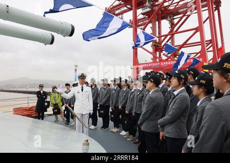 230424 -- QINGDAO, le 24 avril 2023 -- des étudiants et des facultés visitent un navire militaire lors d'une journée portes ouvertes à Ningbo, dans la province du Zhejiang de l'est de la Chine, le 23 avril 2023. L Armée populaire de libération chinoise PLA Navy a organisé une série d activités portes ouvertes à travers le pays pour marquer son 74e anniversaire de fondation qui est tombé dimanche. Au total, 62 casernes de la marine de l'APL dans 22 villes, dont Qingdao, Dalian, Shanghai et Guangzhou, sont ouvertes au public depuis vendredi. POUR ALLER AVEC China Focus : l'anniversaire de fondation de la marine PLA commémoré avec des célébrations publiques photo par /Xinhua CHINA-P. Banque D'Images