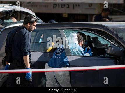 230424 -- JÉRUSALEM, 24 avril 2023 -- la police travaille sur les lieux d'un attentat à la voiture piégée à Jérusalem, le 24 avril 2023. Un palestinien a percuté une voiture contre des piétons près d'un marché de rue à Jérusalem lundi, blessant cinq personnes avant d'être tué par balle, a déclaré la police israélienne dans un communiqué. MIDEAST-JERUSALEM-CAR-PILING ATTAQUE ChenxJunqing PUBLICATIONxNOTxINxCHN Banque D'Images