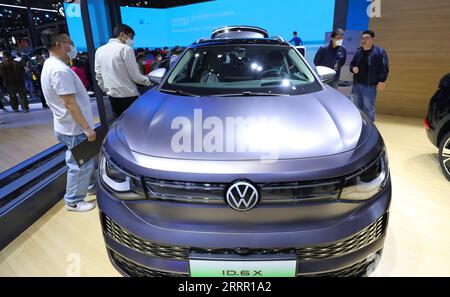 230424 -- SHANGHAI, le 24 avril 2023 -- Une SAIC Volkswagen ID.6 X est exposée au 20e salon international de l'industrie automobile de Shanghai à Shanghai, le 24 avril 2023. Les constructeurs automobiles mondiaux se battent pour présenter leurs meilleurs nouveaux produits énergétiques à l occasion de l Auto Shanghai 2023, reflétant leurs efforts pour gagner une part du marché des véhicules à énergie nouvelle en Chine dans un contexte de concurrence féroce. L'organisateur du salon a déclaré qu'environ 1 500 véhicules sont exposés à l'exposition, les NEV représentant plus de la moitié. L'arène, dominée par les NEV, laisse également présager des tendances technologiques dans le Banque D'Images